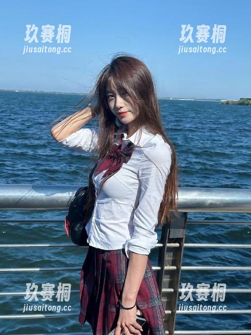 在吃瓜网站疯狂收藏！吊带姐的绝美瞬间让人眼前一亮！